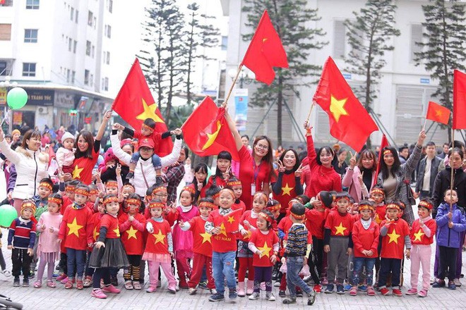 Người Hà Nội lập bàn thờ, thắp hương mong Việt Nam chiến thắng trận chung kết AFF Cup 2018 - Ảnh 3.