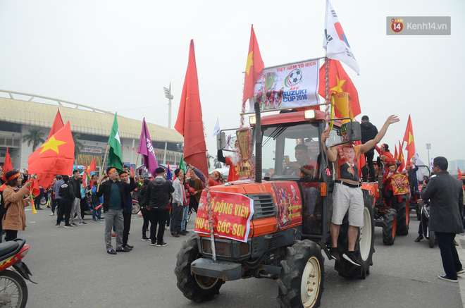 Người Hà Nội lập bàn thờ, thắp hương mong Việt Nam chiến thắng trận chung kết AFF Cup 2018 - Ảnh 3.