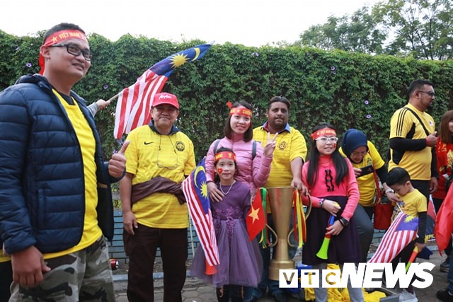 Ảnh: CĐV Malaysia liên tục nói thank you so much khi tới sân Mỹ Đình, chụp ảnh với CĐV Việt Nam như người nhà - Ảnh 3.