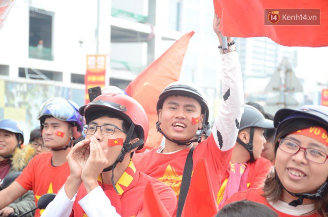 Người Hà Nội lập bàn thờ, thắp hương mong Việt Nam chiến thắng trận chung kết AFF Cup 2018 - Ảnh 4.