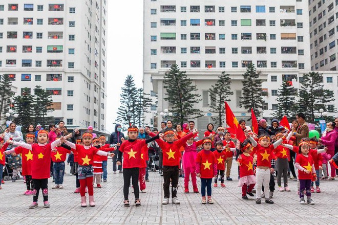 Người Hà Nội lập bàn thờ, thắp hương mong Việt Nam chiến thắng trận chung kết AFF Cup 2018 - Ảnh 4.