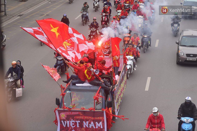 Người Hà Nội lập bàn thờ, thắp hương mong Việt Nam chiến thắng trận chung kết AFF Cup 2018 - Ảnh 5.