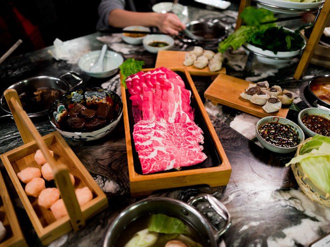 Nhà hàng lẩu hữu cơ đầu tiên ở Thượng Hải gây ấn tượng khi cho thực khách tự thu hoạch rau ngay tại bàn - Ảnh 6.