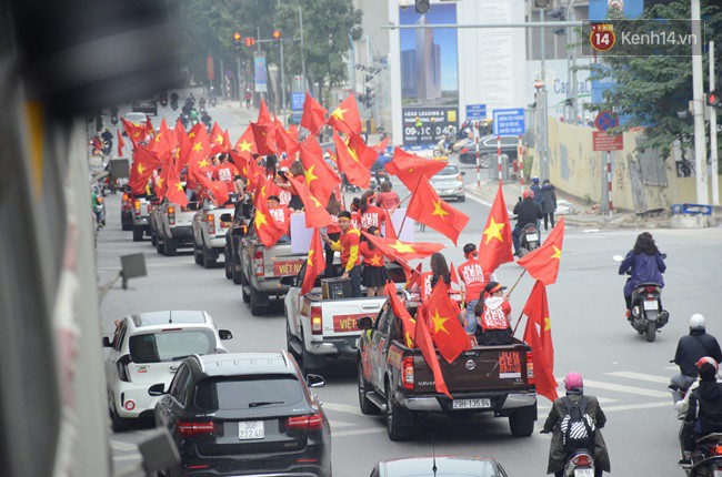Người Hà Nội lập bàn thờ, thắp hương mong Việt Nam chiến thắng trận chung kết AFF Cup 2018 - Ảnh 6.