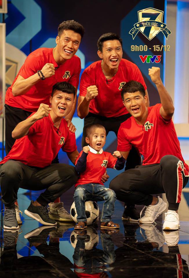 Quang Hải, Đức Chinh bật khóc trong cuộc gặp gỡ xúc động với cậu bé 4 tuổi bị ung thư não trước trận chung kết AFF Cup 2018 - Ảnh 7.