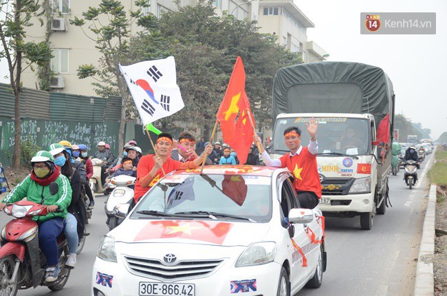 Người Hà Nội lập bàn thờ, thắp hương mong Việt Nam chiến thắng trận chung kết AFF Cup 2018 - Ảnh 7.