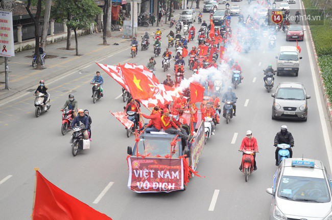 Người Hà Nội lập bàn thờ, thắp hương mong Việt Nam chiến thắng trận chung kết AFF Cup 2018 - Ảnh 8.