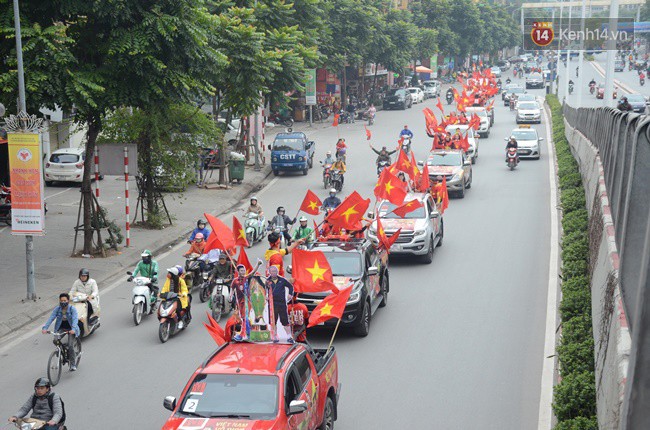 Người Hà Nội lập bàn thờ, thắp hương mong Việt Nam chiến thắng trận chung kết AFF Cup 2018 - Ảnh 9.