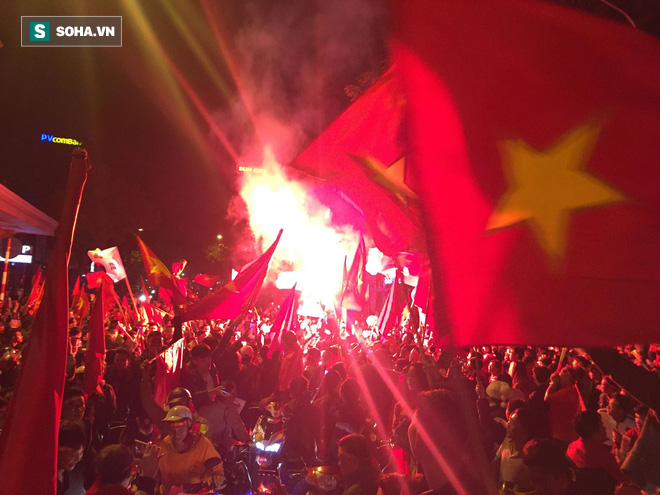Báo Hàn Quốc: Không khí tại Hà Nội cuồng nhiệt đến khó tin - Ảnh 1.