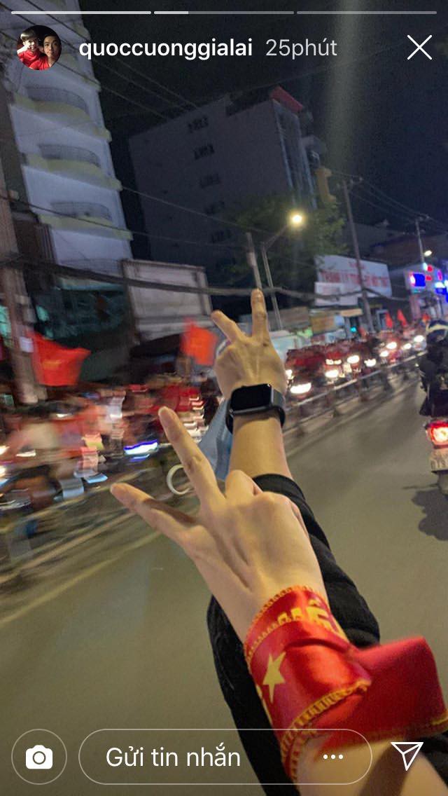 Sao Vbiz đi bão mừng chiến thắng của đội tuyển Việt Nam: Cưỡi xe máy, nhuộm đỏ phố phường với màu cờ Tổ quốc - Ảnh 2.