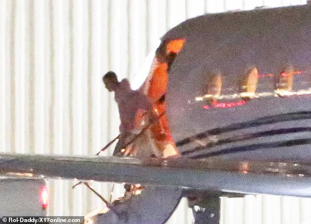 Đang bước lên phi cơ riêng, Justin Bieber bỗng xúc động không rõ lý do, khiến Hailey phải ôm động viên - Ảnh 3.