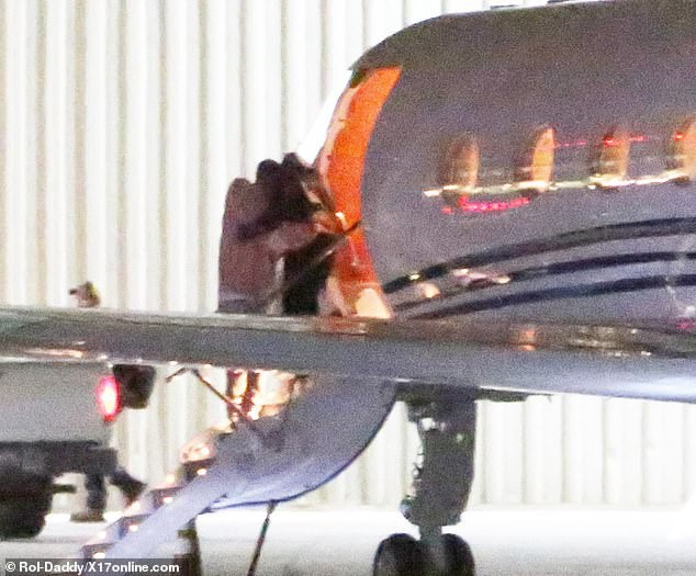 Đang bước lên phi cơ riêng, Justin Bieber bỗng xúc động không rõ lý do, khiến Hailey phải ôm động viên - Ảnh 5.