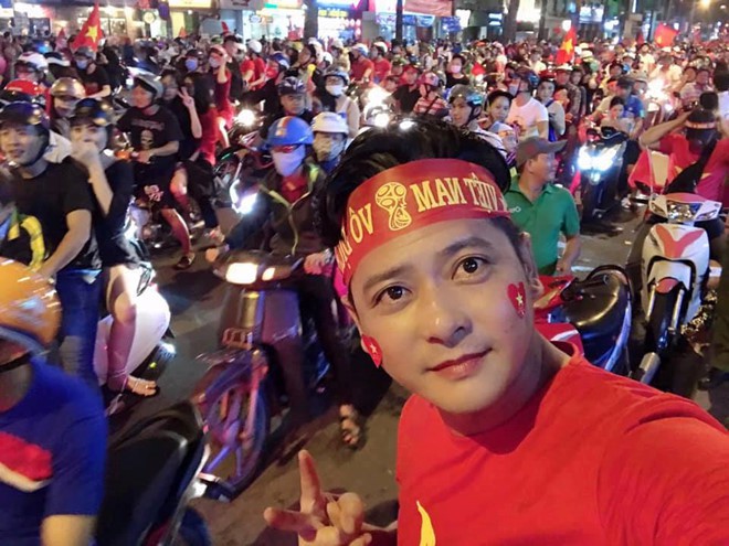 Sao Vbiz đi bão mừng chiến thắng của đội tuyển Việt Nam: Cưỡi xe máy, nhuộm đỏ phố phường với màu cờ Tổ quốc - Ảnh 8.