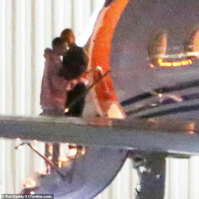 Đang bước lên phi cơ riêng, Justin Bieber bỗng xúc động không rõ lý do, khiến Hailey phải ôm động viên - Ảnh 7.