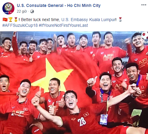 Mừng ĐT Việt Nam vô địch, Lãnh sự quán Mỹ tại TP. HCM trêu chọc Đại sứ quán ở Malaysia - Ảnh 1.
