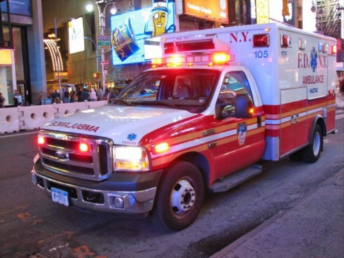 Hi hữu: Nạn nhân cấp cứu vì gặp tai nạn bất đắc dĩ thành tài xế lái xe cứu thương - Ảnh 1.