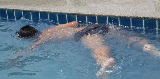 Nô đùa ở bể bơi chung cư, bé trai 12 tuổi bị ngã xuống nước rồi chết đuối thương tâm - Ảnh 2.
