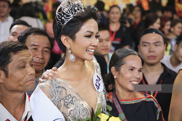 Xúc động hình ảnh lam lũ của bố mẹ Hhen Niê sau hào quang Top 5 Hoa hậu Hoàn vũ - Ảnh 2.