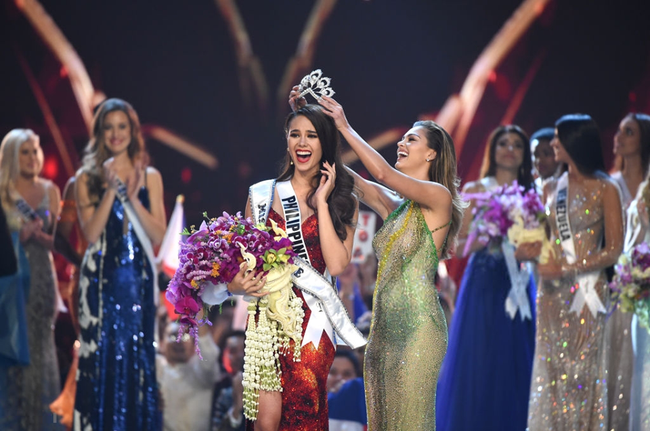 Sự trùng lặp khó tin Miss Universe 2018: Tân Hoa hậu và màn đăng quang cách đây gần 30 năm trước - Ảnh 1.