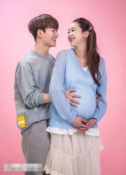 Cặp đôi Hoa - Hàn vợ 42 chồng 24 hạnh phúc chào đón đứa con đầu lòng - Ảnh 1.