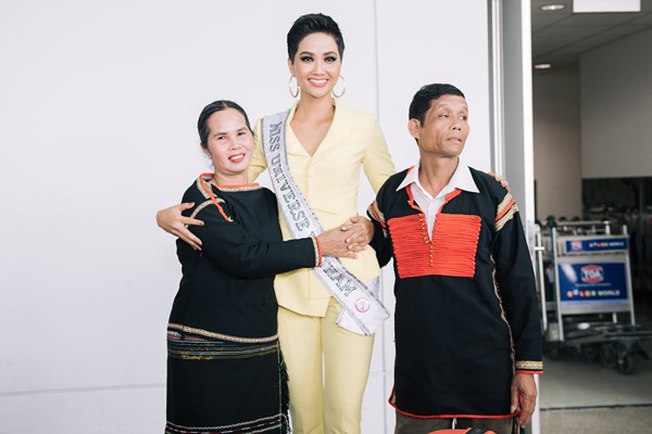 Phản ứng của bố mẹ HHen Niê khi chứng kiến con gái lọt Top 5 Miss Universe 2018 - Ảnh 3.
