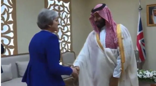 Sự thật đằng sau bức ảnh Thủ tướng Anh mặt lạnh băng khi nói chuyện với Thái tử Ả-rập Xê-út - Ảnh 2.