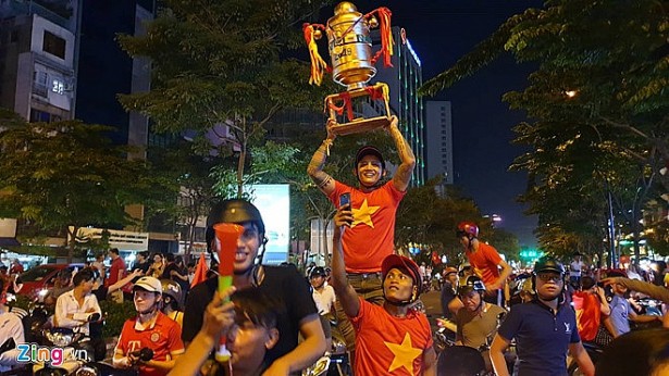 Cúp vàng siêu dị ngập tràn đường phố sau chiến thắng của tuyển Việt Nam - Ảnh 2.