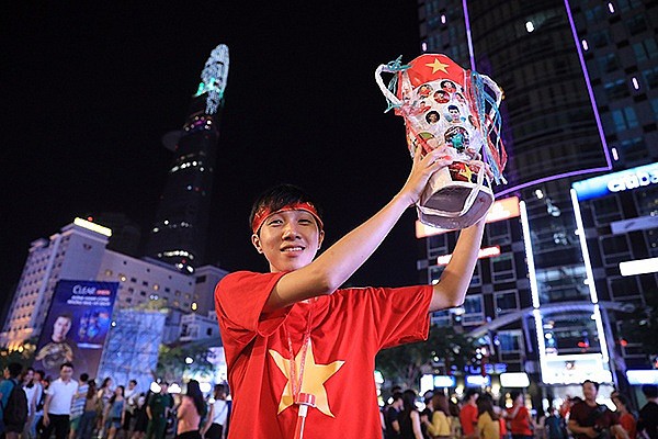 Cúp vàng siêu dị ngập tràn đường phố sau chiến thắng của tuyển Việt Nam - Ảnh 6.