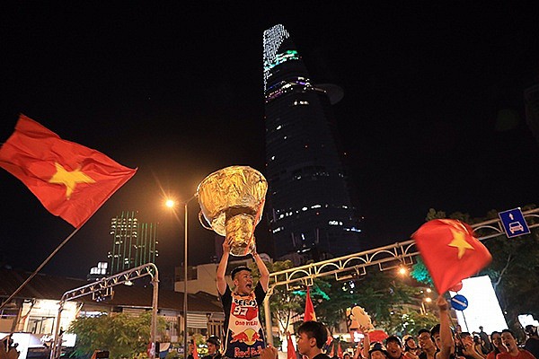 Cúp vàng siêu dị ngập tràn đường phố sau chiến thắng của tuyển Việt Nam - Ảnh 8.