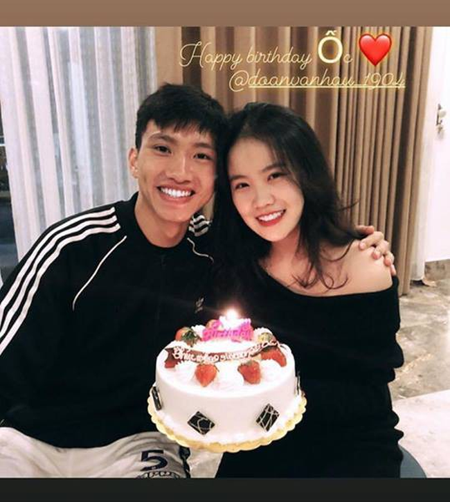 Bạn gái Văn Hậu đăng ảnh ôm bánh kem mừng sinh nhật 18 tuổi, nhưng fan đoán món quà to nhất là... - Ảnh 2.