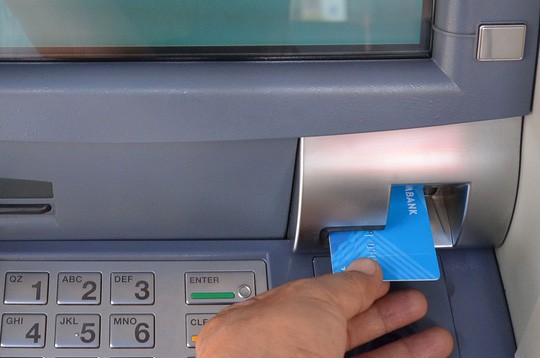 Sắp có thẻ ATM gắn chip đầu tiên ở Việt Nam - Ảnh 1.