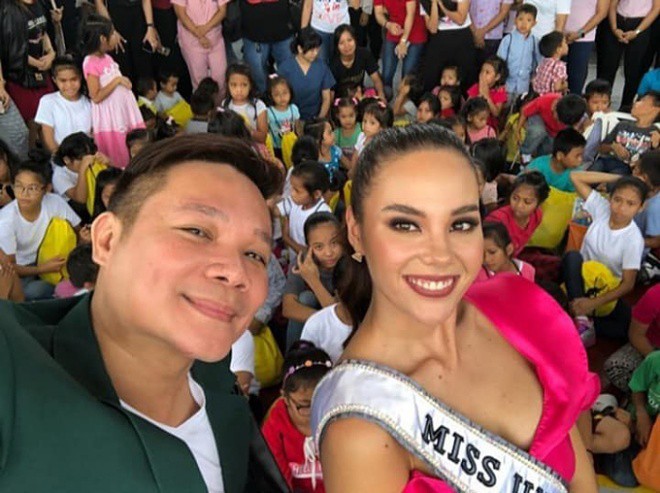 Tân Hoa hậu Hoàn vũ 2018 được Tổng thống Philippines đích thân chào đón và tặng hoa khi về nước - Ảnh 8.