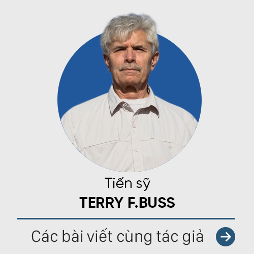 GS Terry F. Buss: Tại sao rất nhiều người Việt nói tiếng Anh kém như vậy? - Ảnh 1.