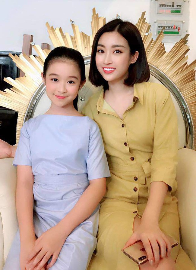 Cô bé ngồi ké ghế Hoa hậu Mỹ Linh nhưng xinh đẹp chẳng kém, dân tình thốt lên: Hai mỹ nhân trong một khung hình - Ảnh 1.