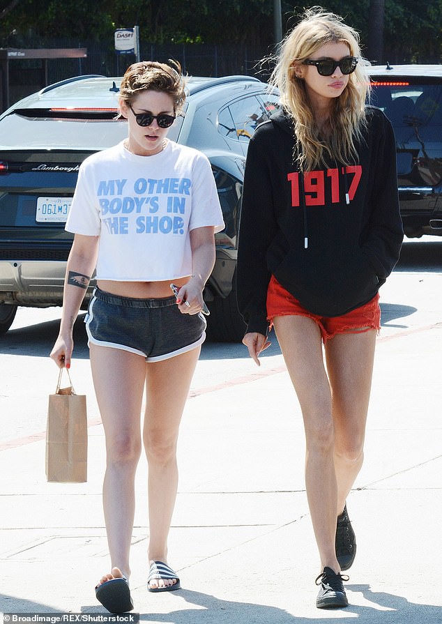 Kristen Stewart đã chia tay thiên thần Victorias Secret và công khai hẹn hò cô gái mới trên phố - Ảnh 1.