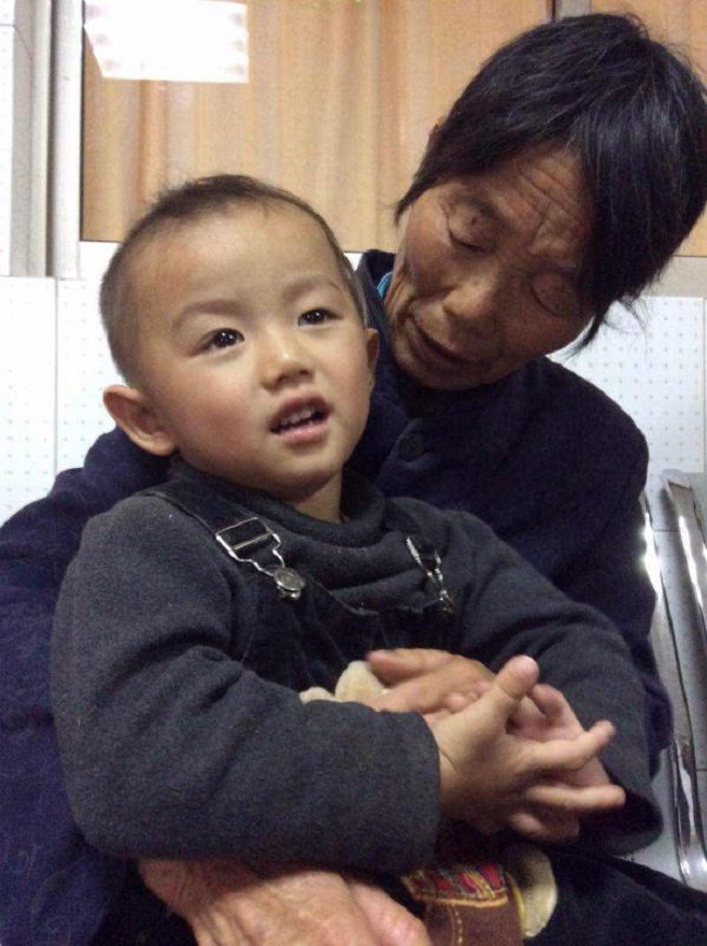 Cháu trai 3 tuổi bị mù và mất khả năng đi lại, bà ngoại òa khóc khi biết nguyên nhân là do chính mình - Ảnh 1.
