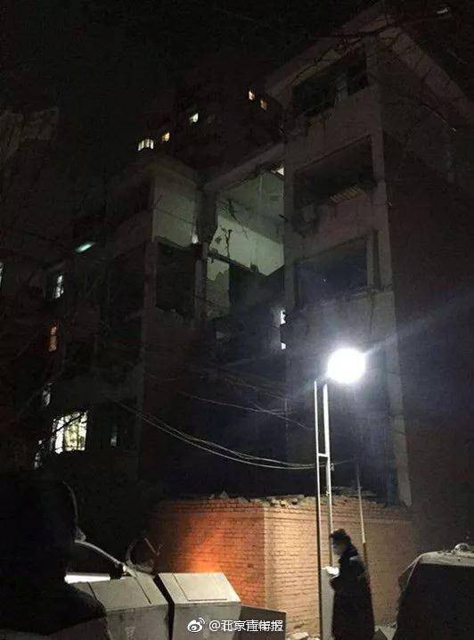 Sau tiếng nổ lớn phát ra từ căn hộ chung cư gây chấn động cả khu vực, 2 người chết - Ảnh 3.