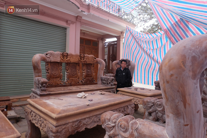 Choáng ngợp bộ bàn ghế cho người khổng lồ của đại gia phố núi Nghệ An: Làm bằng gỗ được tuyển lựa, cao hơn đầu người - Ảnh 2.