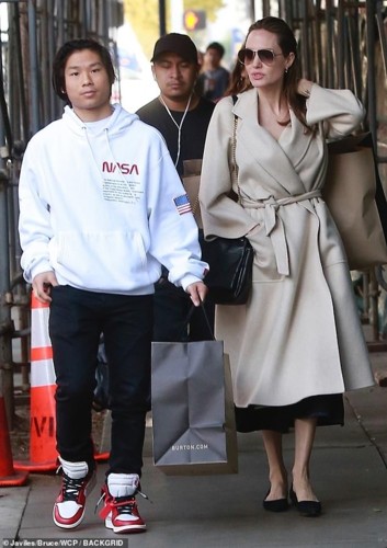 Angelina Jolie đưa con trai Pax Thiên đi mua sắm sau bí mật động trời - Ảnh 3.