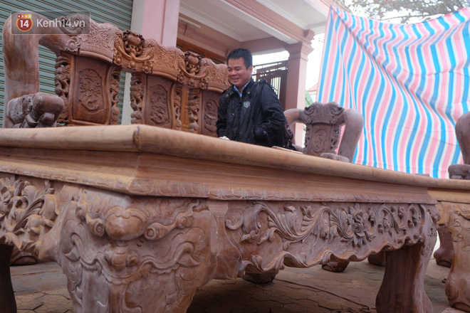 Choáng ngợp bộ bàn ghế cho người khổng lồ của đại gia phố núi Nghệ An: Làm bằng gỗ được tuyển lựa, cao hơn đầu người - Ảnh 4.