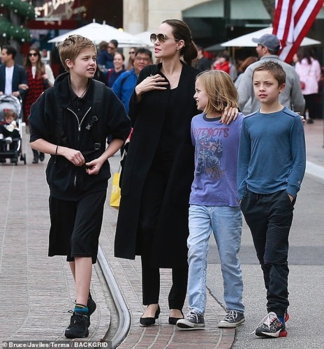 Angelina Jolie đưa con trai Pax Thiên đi mua sắm sau bí mật động trời - Ảnh 4.