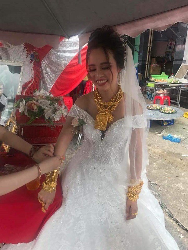Những cô dâu “nổi như cồn” trên MXH năm 2018 vì... vòng vàng đeo trĩu cổ - Ảnh 5.