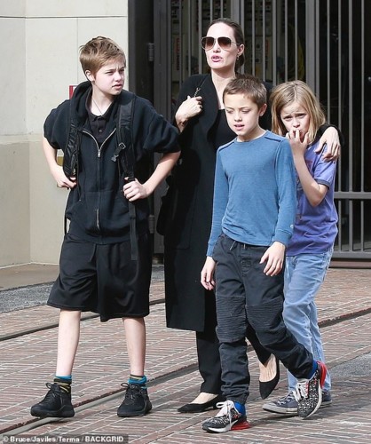 Angelina Jolie đưa con trai Pax Thiên đi mua sắm sau bí mật động trời - Ảnh 5.