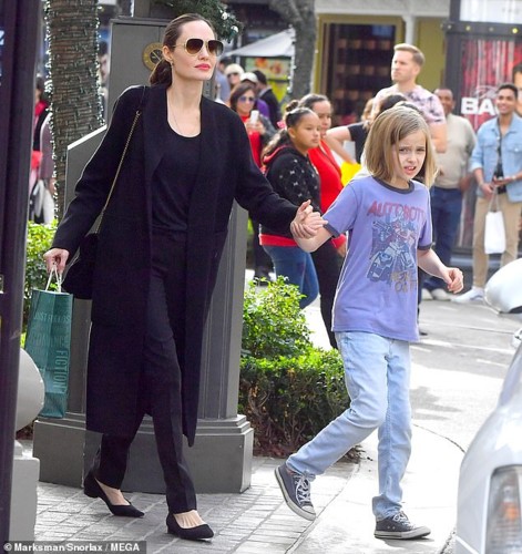 Angelina Jolie đưa con trai Pax Thiên đi mua sắm sau bí mật động trời - Ảnh 7.