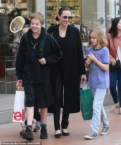 Angelina Jolie đưa con trai Pax Thiên đi mua sắm sau bí mật động trời - Ảnh 8.