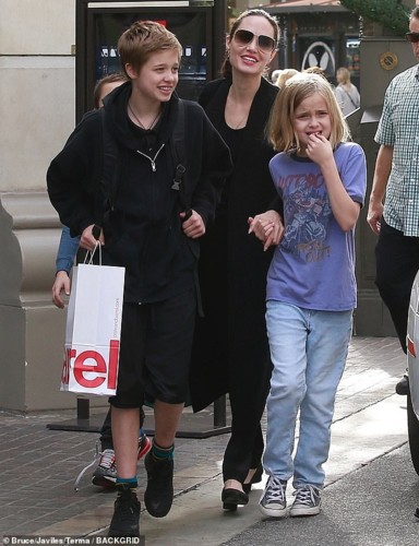 Angelina Jolie đưa con trai Pax Thiên đi mua sắm sau bí mật động trời - Ảnh 9.