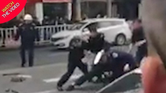 Trung Quốc: Cướp xe buýt tông người đi đường, 26 người thương vong - Ảnh 1.