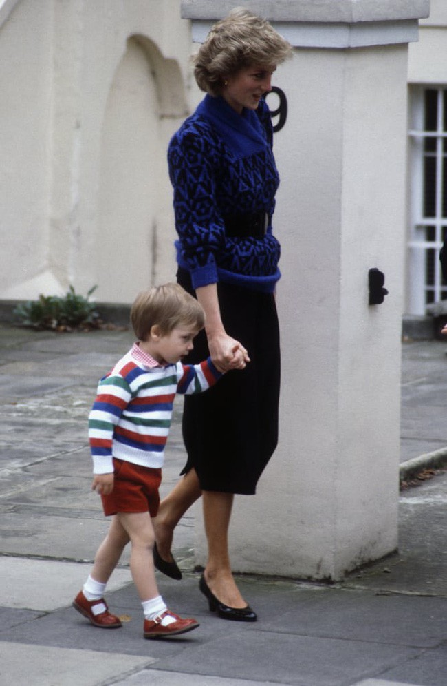 Những bức ảnh để đời của Công nương Diana bên 2 con chứng tỏ bà vẫn là bà mẹ quốc dân được ái mộ nhất - Ảnh 10.