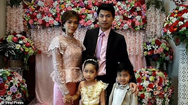 Cặp sinh đôi Thái Lan được tổ chức hôn lễ vì gia đình tin rằng 2 em là người tình kiếp trước - Ảnh 1.