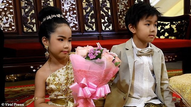 Cặp sinh đôi Thái Lan được tổ chức hôn lễ vì gia đình tin rằng 2 em là người tình kiếp trước - Ảnh 2.